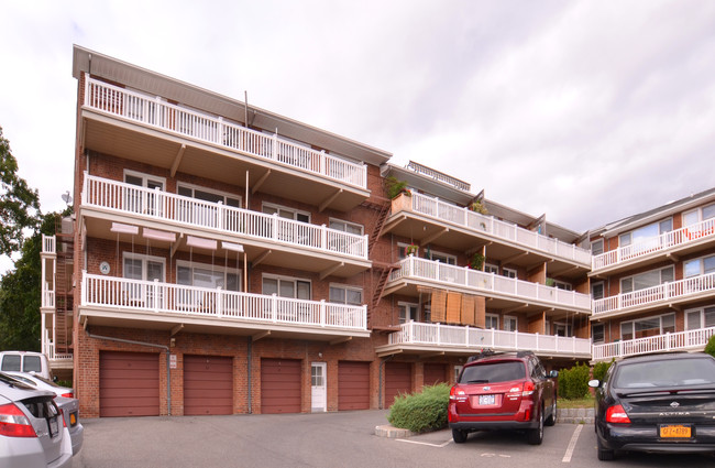 River Edge Apartments in Hastings On Hudson, NY - Foto de edificio - Building Photo