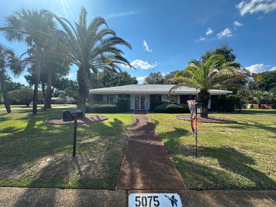 5075 Shoshone Dr in Pensacola, FL - Building Photo