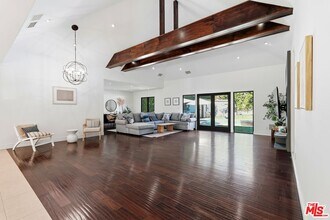 13201 Bloomfield St in Los Angeles, CA - Building Photo - Building Photo