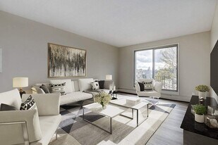 Summers Manor in Saskatoon, SK - Building Photo