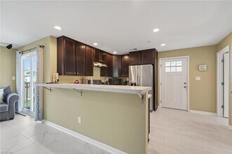 1218 W Ocean View Ave, Unit I in Norfolk, VA - Foto de edificio - Building Photo