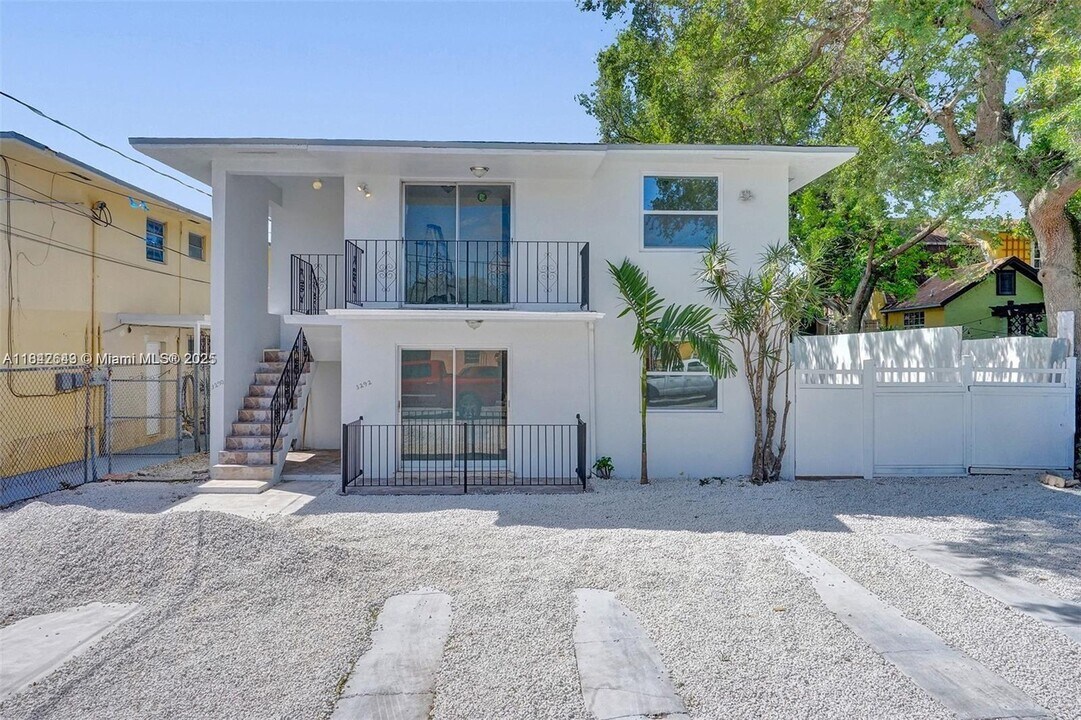 3290 NW 4th St in Miami, FL - Building Photo