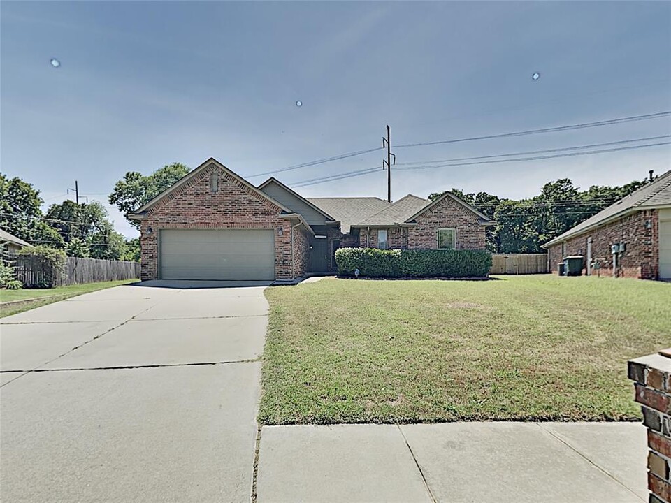 757 Tuscany Way in Edmond, OK - Building Photo