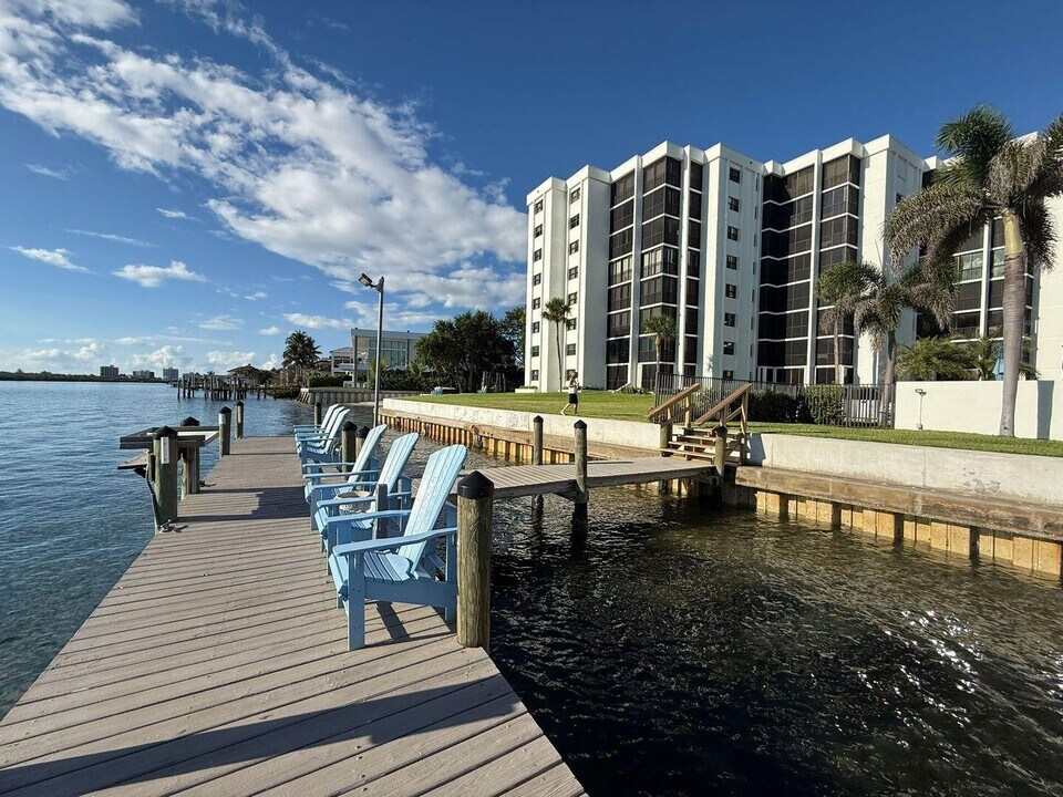 19800 Sandpointe Bay Dr in Tequesta, FL - Building Photo