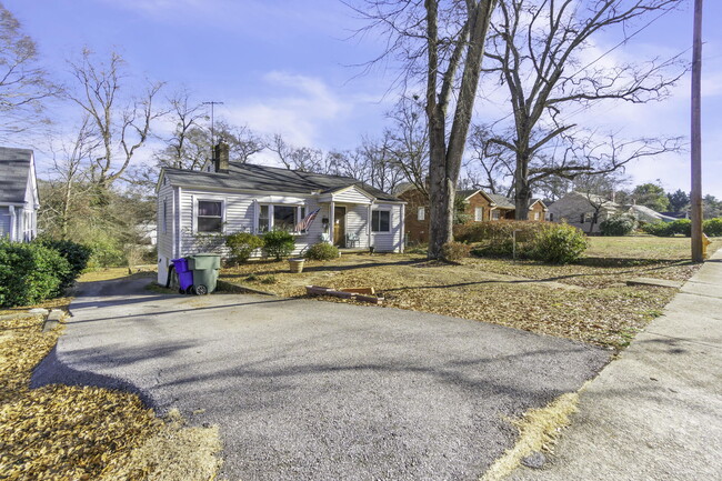 102 Hawthorne Ln in Greenville, SC - Building Photo - Building Photo