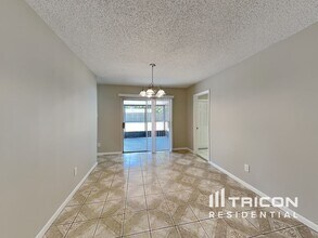 8234 Vassar Cir in Tampa, FL - Building Photo - Building Photo