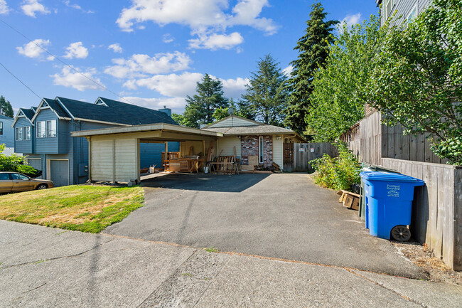 1912 SE Tacoma St in Portland, OR - Building Photo - Building Photo