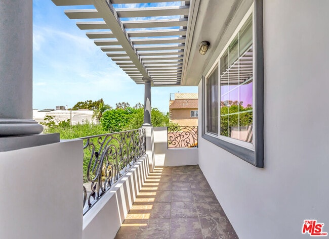 3242 Hutchison Ave in Los Angeles, CA - Building Photo - Building Photo