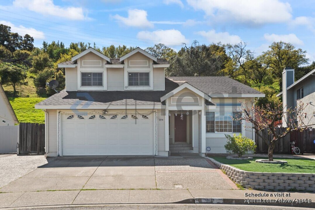 394 Falcon Way in Hercules, CA - Building Photo