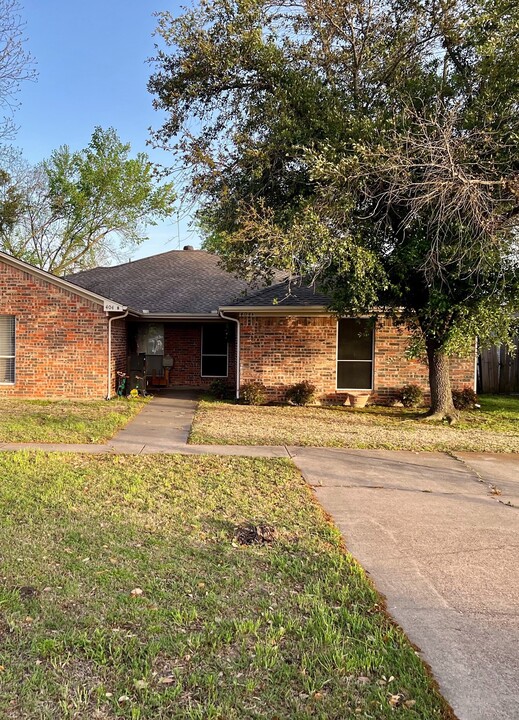 404 Center St in Forney, TX - Foto de edificio