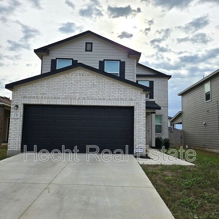 237 Deer Crest Dr in New Braunfels, TX - Building Photo