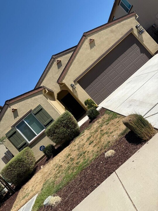 653 Pegasus Dr in Merced, CA - Foto de edificio