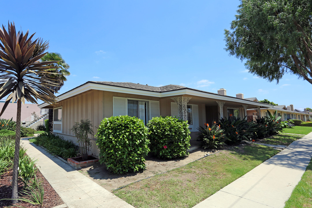 7561 Volga Dr in Huntington Beach, CA - Building Photo