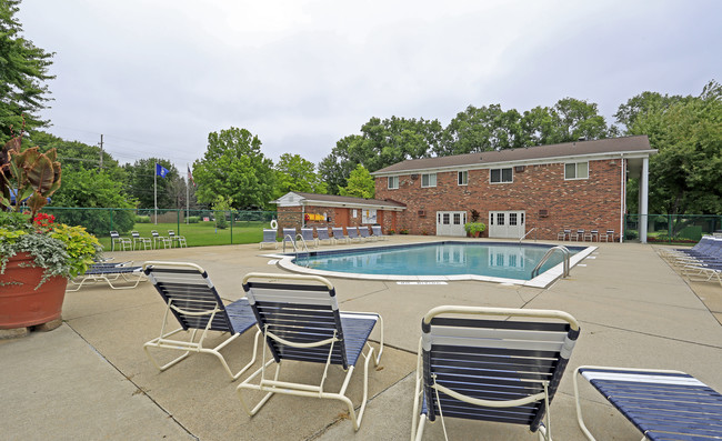 Brittany Park Apartments in Harrison Township, MI - Foto de edificio - Building Photo