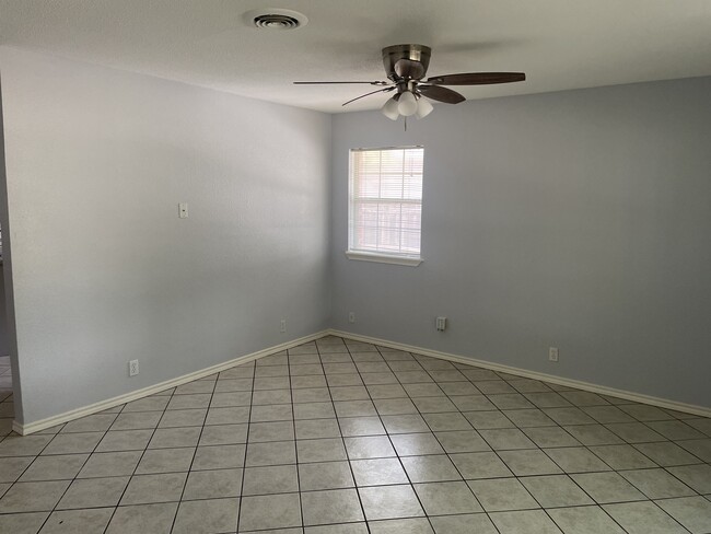 10911 Marchant Cir in Dallas, TX - Building Photo - Building Photo