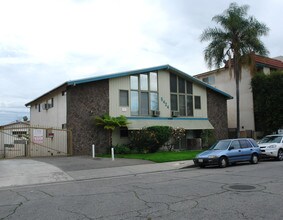 5424 Corteen Pl in Valley Village, CA - Building Photo - Building Photo