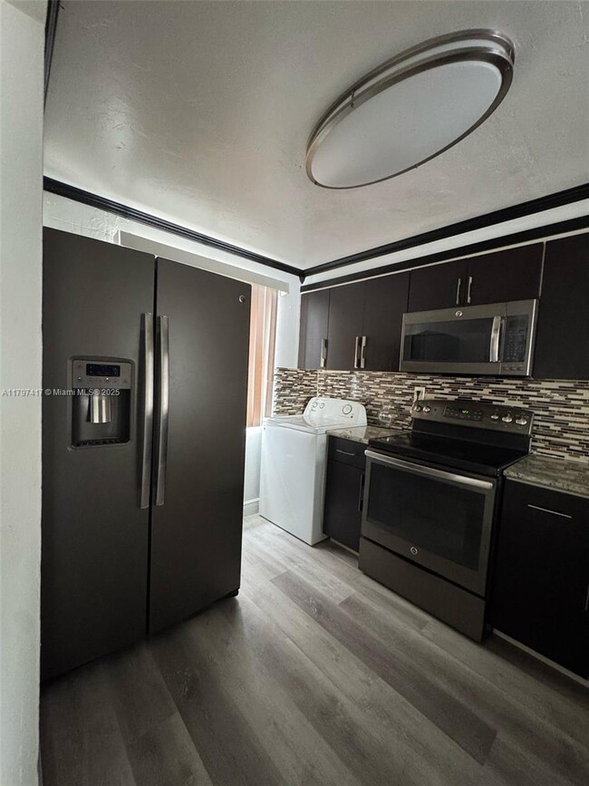 10800 NW 7th St in Miami, FL - Building Photo - Building Photo