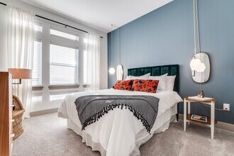 The Crosby at the Brickyard Apartment Homes in Farmers Branch, TX - Foto de edificio - Building Photo