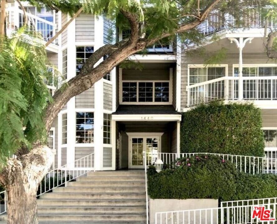1440 Rexford Dr in Los Angeles, CA - Building Photo