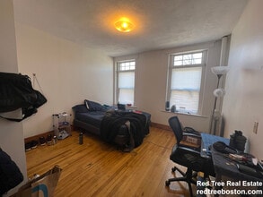 1905 Beacon St, Unit 2F in Brookline, MA - Foto de edificio - Building Photo