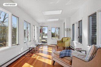 56 Pine Neck Ave in Sag Harbor, NY - Foto de edificio - Building Photo