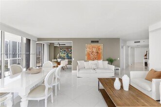 3640 Yacht Club Dr in Aventura, FL - Building Photo - Building Photo