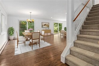 12 Steep Hill Rd in Weston, CT - Foto de edificio - Building Photo