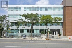 562 Eglinton Ave E in Toronto, ON - Building Photo