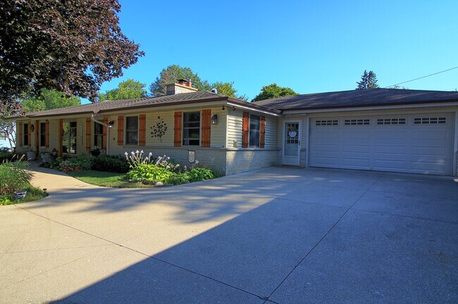 12049 W Grange Ave, Unit 1BR in Hales Corners, WI - Foto de edificio - Building Photo