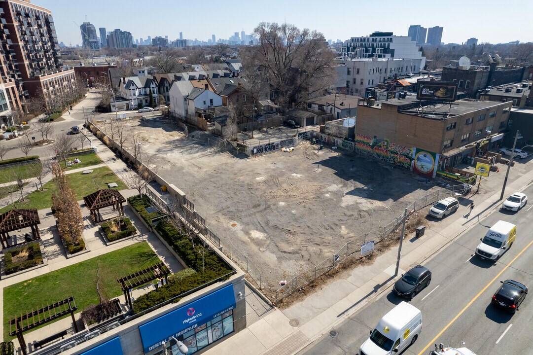 403 Keele St in Toronto, ON - Building Photo