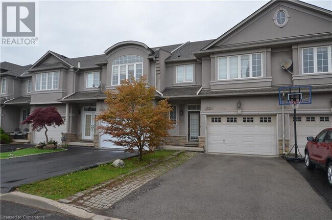 524 Stonehenge Dr in Hamilton, ON - Building Photo - Building Photo