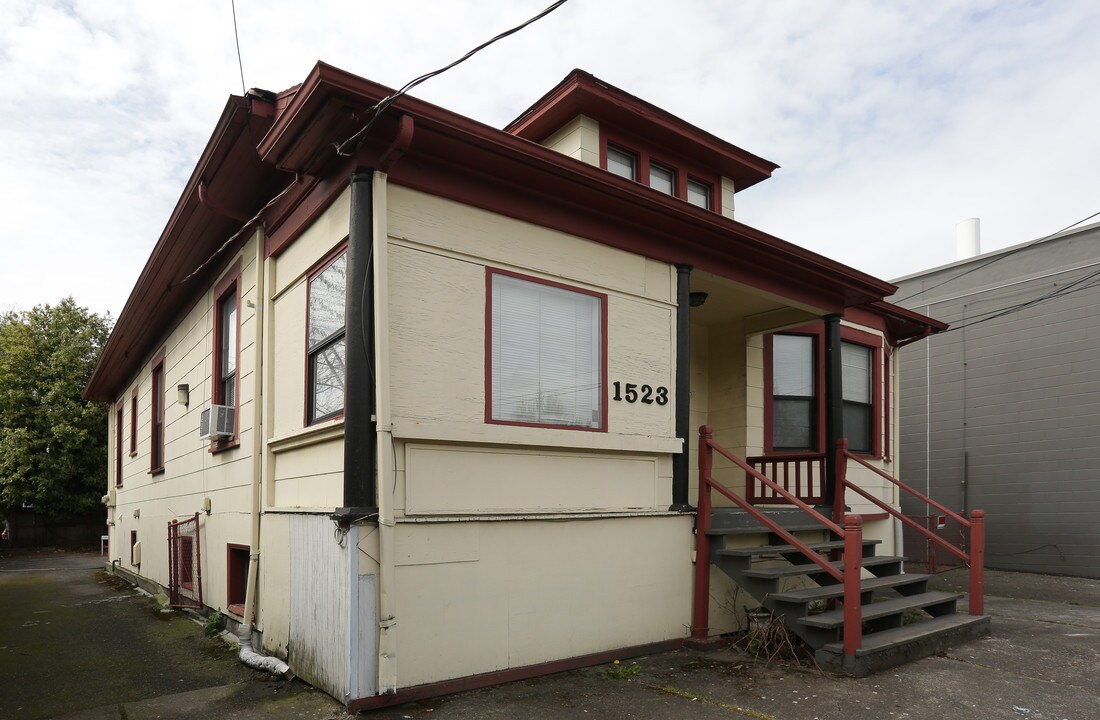 1613 SE Cesar E Chavez Blvd in Portland, OR - Building Photo