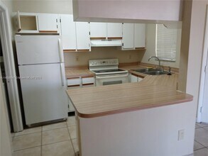 18344 NW 68th Ave in Hialeah, FL - Foto de edificio - Building Photo