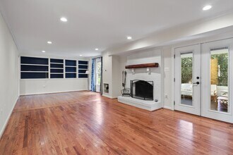 892 Van Dusen Ct in Great Falls, VA - Building Photo - Building Photo