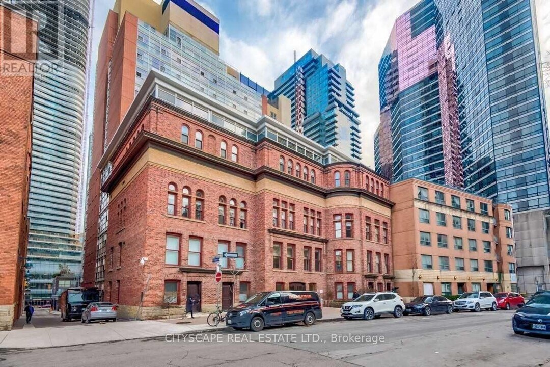 11-111 St Joseph St in Toronto, ON - Building Photo
