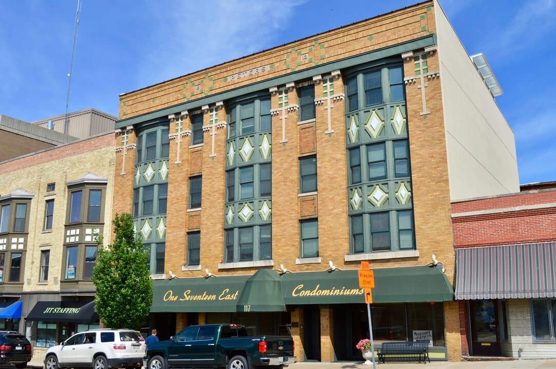 One Seventeen East Condominiums in Janesville, WI - Building Photo