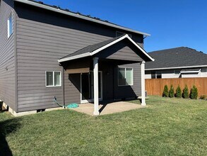 4546 NE Sagecrest St in Albany, OR - Building Photo - Building Photo