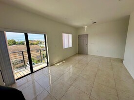 241 E 6th St in Hialeah, FL - Building Photo