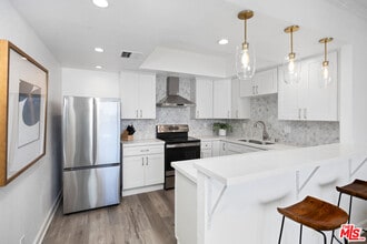 321 S San Vicente Blvd in Los Angeles, CA - Building Photo - Building Photo