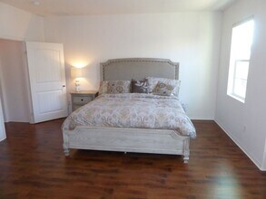 22062 Barrington Way in Santa Clarita, CA - Building Photo - Building Photo