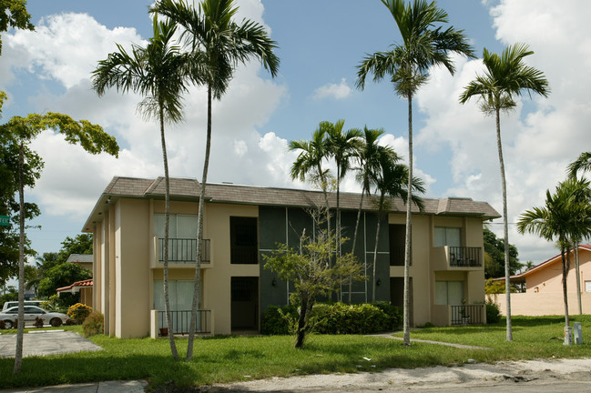 1356 SW 67th Ave in Miami, FL - Foto de edificio - Building Photo