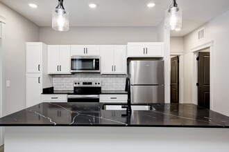 Hyde Park Towns & Flats in Noblesville, IN - Foto de edificio - Building Photo