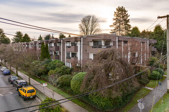 Landmark Manor in Vancouver, BC - Building Photo - Building Photo