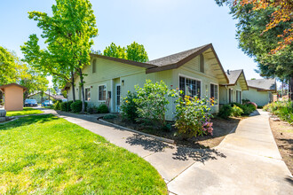 New Hope Senior Village Apartments 62 years+ in Galt, CA - Foto de edificio - Building Photo