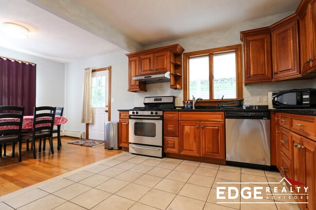 42 Gerrish St, Unit 1 in Boston, MA - Foto de edificio - Building Photo