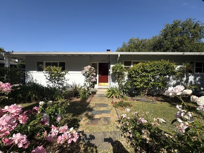 880 Newell Rd in Palo Alto, CA - Foto de edificio - Building Photo