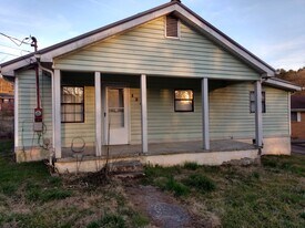134 Bates St NE in Charleston, TN - Building Photo