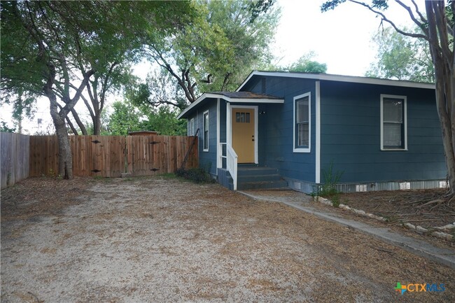 1101 Haynes St in San Marcos, TX - Foto de edificio - Building Photo