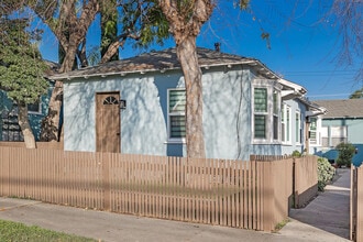 1728 N Sierra Bonita Ave in Los Angeles, CA - Foto de edificio - Building Photo