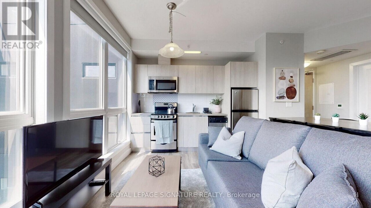 335 College St in Toronto, ON - Building Photo